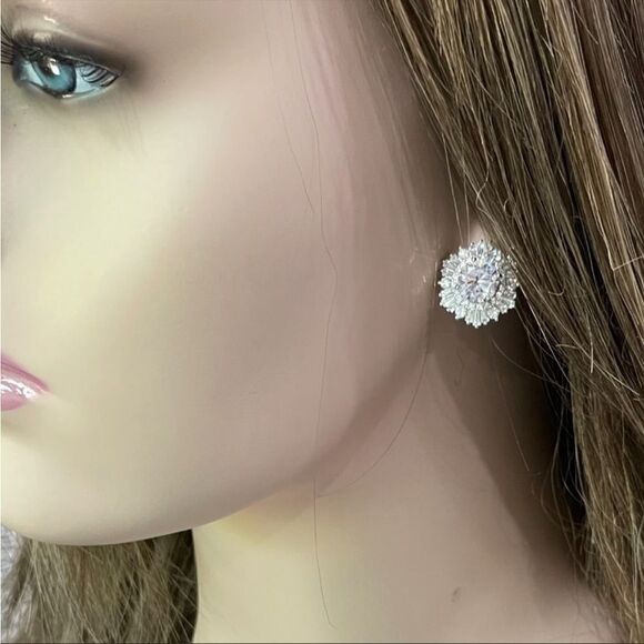 #23 Re-Stocked‼️Large Silver Crystal Stud Earrings - Picture 7 of 10